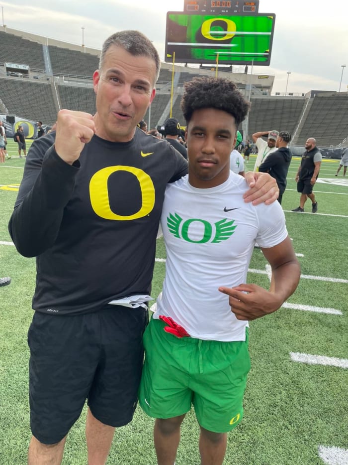 '23 RB Kamron Taylor with Mario Cristobal at Oregon's SNL camp on July 31.